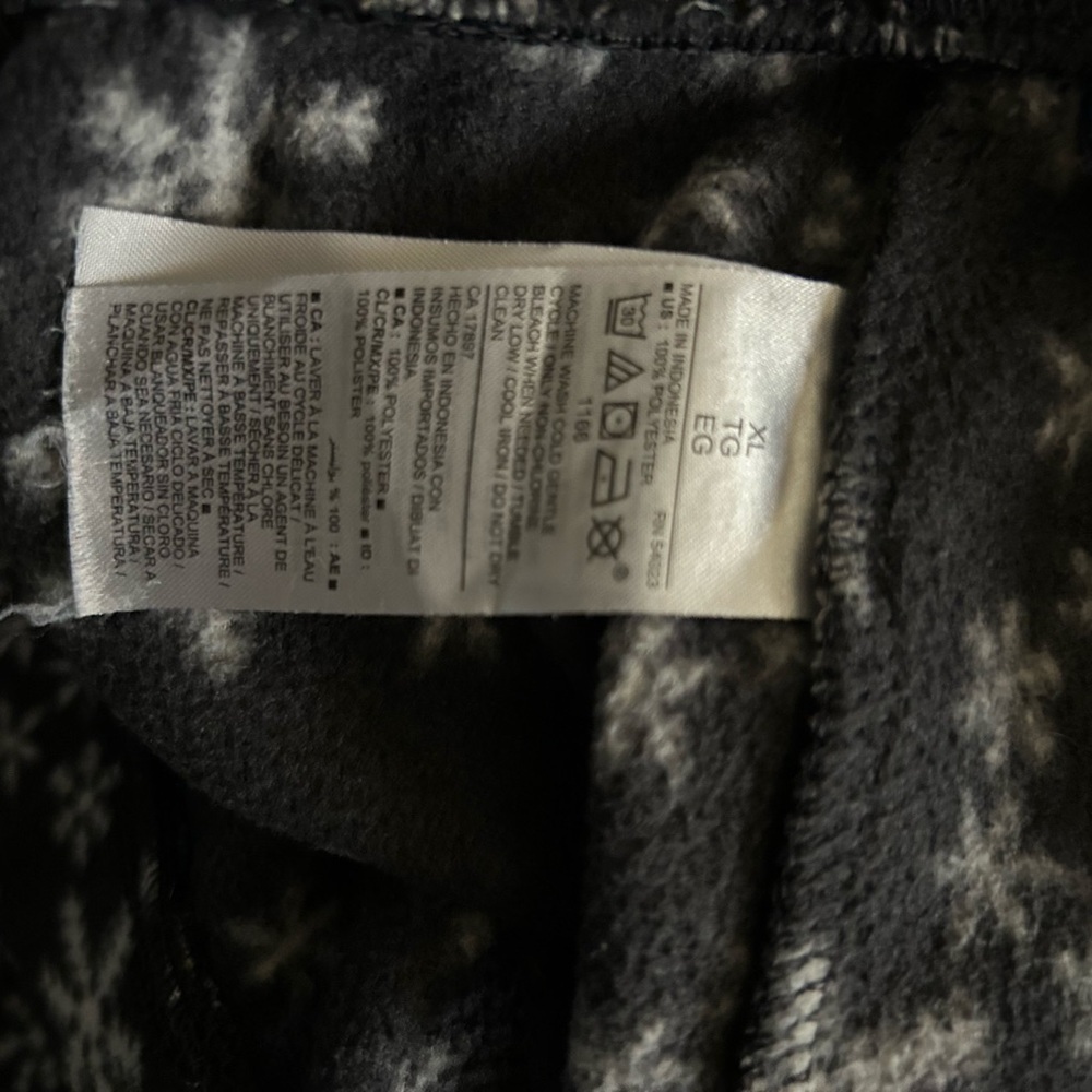 Old Navy Men's Black and White Snowflake Joggers - Picture 8 of 9